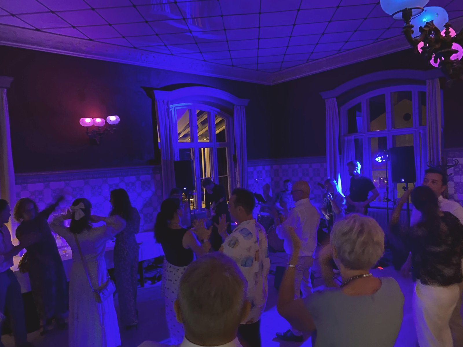 Fyldt dansegulv til privatfest med Livebandet