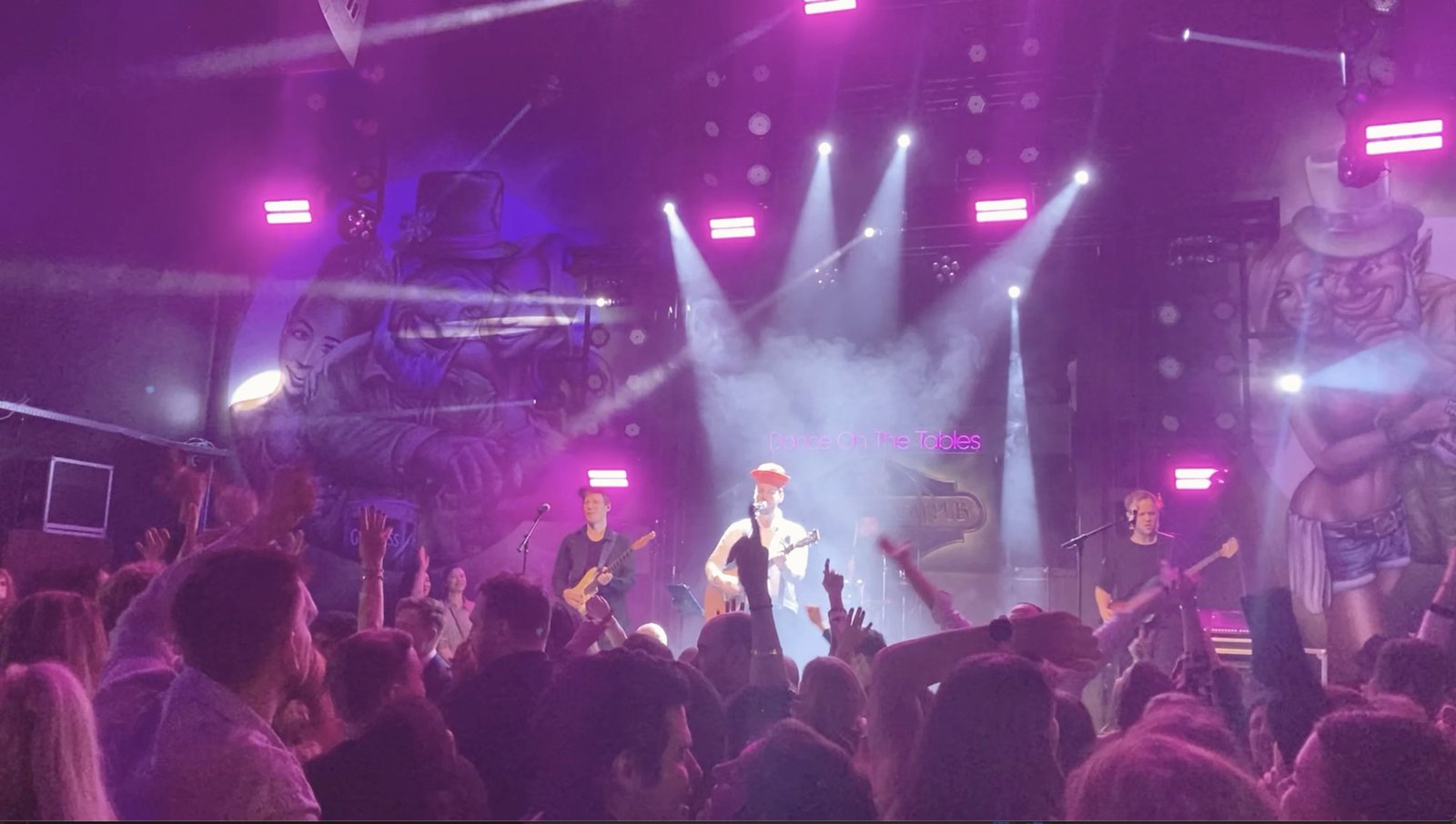 Livebandet på scenen foran fyldt dansegulv