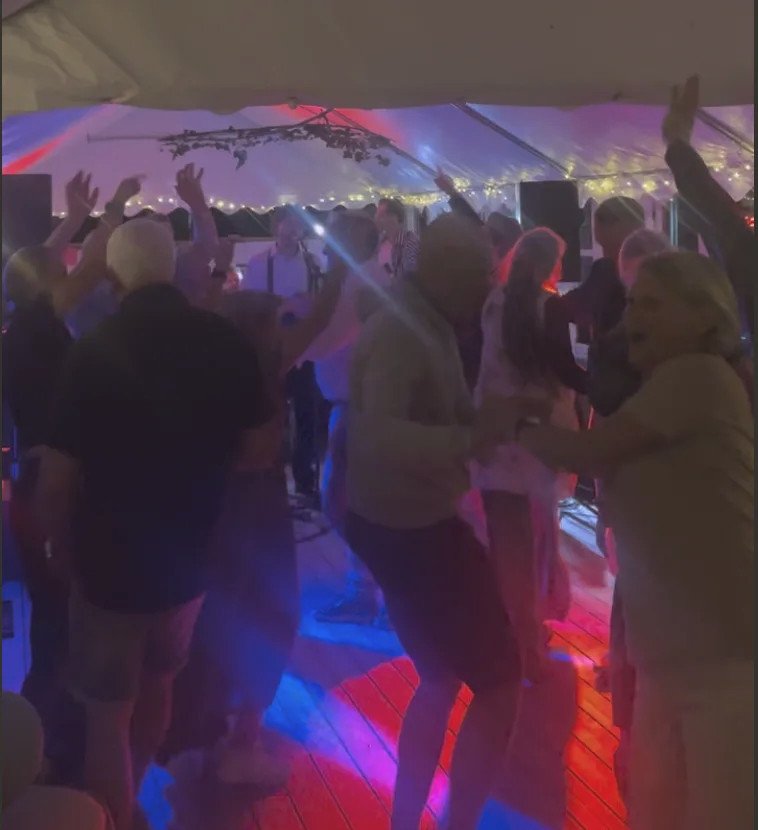 Gæster danser i festtelt