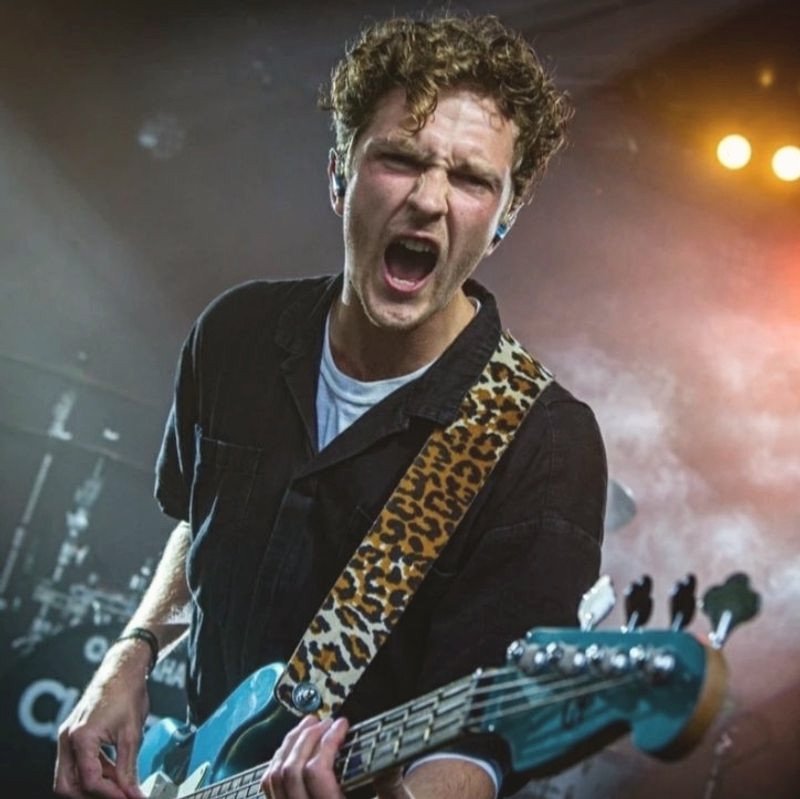 Bassist på scenen
