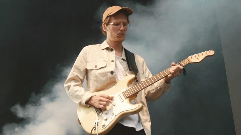 Guitarist i scenerøg